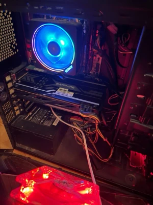 Stationär gamingdator med RGB-belysning - Säljer en stationär dator med svart chassi och genomskinligt sidofönster. Utrustad med Sapphire grafikkort och RGB-fläktar som lyser i blått och rött. Perfekt för gaming och multitasking. Snygg design med tydliga insynsfönster och bra kabeldragning.