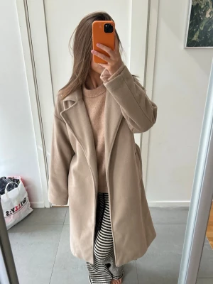Lång kappa - Säljer denna beiga kappa med knytning i midjan!🥰 storlek xs