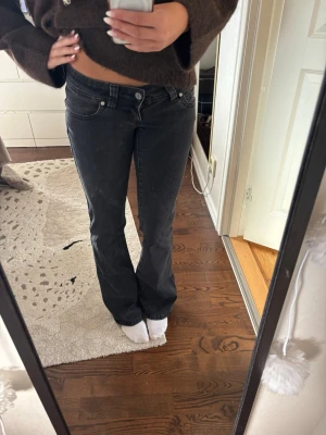 Svarta abrand jeans - Säljer ett par svarta abrand jeans i strl 24 tall. De har väldigt låg midja och fint skick, dock slitna i ändarna, kan skicka bild. Köpta för 1300kr
