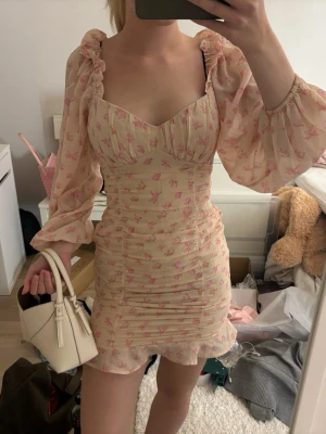 Kort blommig klänning med puffärm - Sista chansen! 💗 Jag tar bort annonsen ikväll om den inte blir såld!” 😄