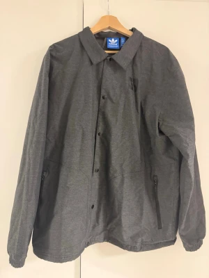 adidas Originals Coach Jacket L - Vintage - Säljer en adidas Originals Coach Jacket. Storlek: L  Vintage från ca 2014-2015.
