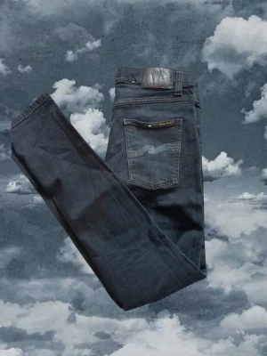 Nudie jeans - Nudie jeans i modellen Lean Dean i storleken W29 L30 