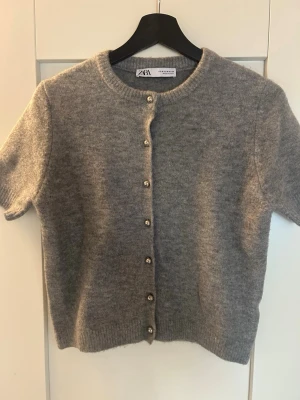 Tröja från zara  - Tröja från zara. Storlek M men är mer som en S🌸