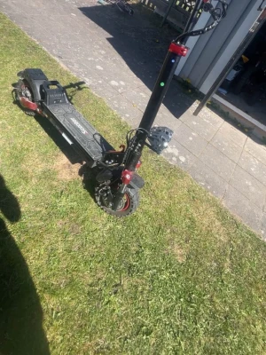 Svart elscooter med röda detaljer - Säljer en svart elscooter med robust ram och röda detaljer på hjulupphängningen. Scootern har bred fotplatta, stora däck och handtag med display. Perfekt för snabba turer i stan eller till skolan har köpt för 9000kr använd två gånger har inte haft den länge typ 5 månader ksk mindre säljer på grund av tar körkort snart laddare följer med 1000 watt har motor toppar 45 man kan tar bort spärren vid batteri och då kör den snabbare 