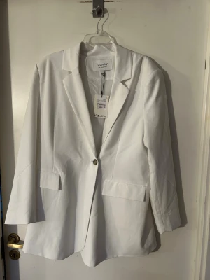 Vit oversized kavaj storlek M - Helt ny oversized vit kavaj från blend. Storlek M.