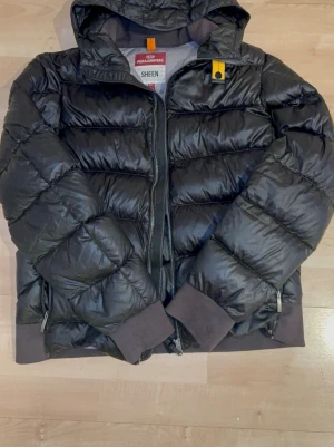 Parajumper vinterjacka  - Välomhändertagen jacka och perfekt inför vinter säsongen om du vill hålla dig varm! Ny pris går för 4500-5k. För frågor osv kom privat! 