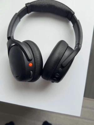 SkullCandy ANC 2 headset  - Säljer mina SkullCandy hörlurar då jag har köpt ett par nya helt felfria nya. Helt nya kostar 2500kr köpte dessa 2 månader sedan.