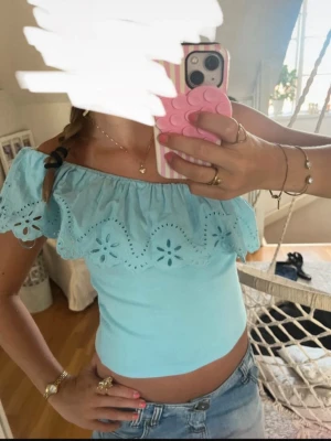 Off shoulder topp - Säljer en fin topp med volang från Zara i storlek 140 men passar mig som är XS, beror på hur man vill att den sitter. Fint skick🤗