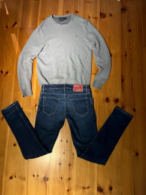 Polo Ralph Lauren hoodie - Jacob Cohen jeans  - De är alltså Polo Ralph Lauren hoodie (M) - Jacob Cohen jeans, priset är satt för dem bägge två! Allt fraktas inom 12h på helger o 24h på vardagar 🙌| Längd: 110cm, Midjan: 41cm 