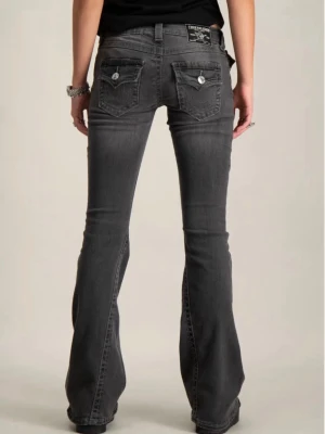 True religion jeans - Säljer tyvärr mina älskade true religion jeans då de blivit för små i midjan! De är jätte bekväma o snygga, de har ej nå skador eller liknande och passar perfekt på mig i längden som 170cm lång (lite för långa)