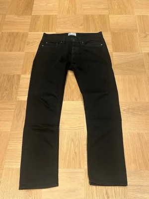 Acne Studios slim fit jeans - Schyssta svarta vintage jeans från Acne. Jeansen är från tidigt 2000-tal och har en rak passform. Storlek: 32 x 32