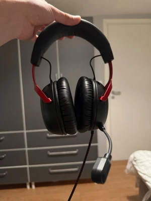 HyperX Cloud II svart/röd – Endast testade - HyperX Cloud II gamingheadset i riktigt fint skick – endast testade några gånger. Inkluderar: • Headset • Löstagbar mikrofon • Kablar (3,5 mm + eventuell USB-ljudkontroll) Fungerar perfekt till PC, PS4/PS5, Xbox, Switch och mobil. Virtuellt 7.1-surround via USB. Mjuka memory foam-kuddar, aluminiumbygel, brusreducerande mikrofon. Inga repor, sprickor eller slitna kuddar. Ser nästan ny ut. Pris kan diskuteras vid snabb affär.