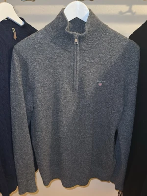 Grå stickad half zip tröja från Gant - Bra skick, storlek S 