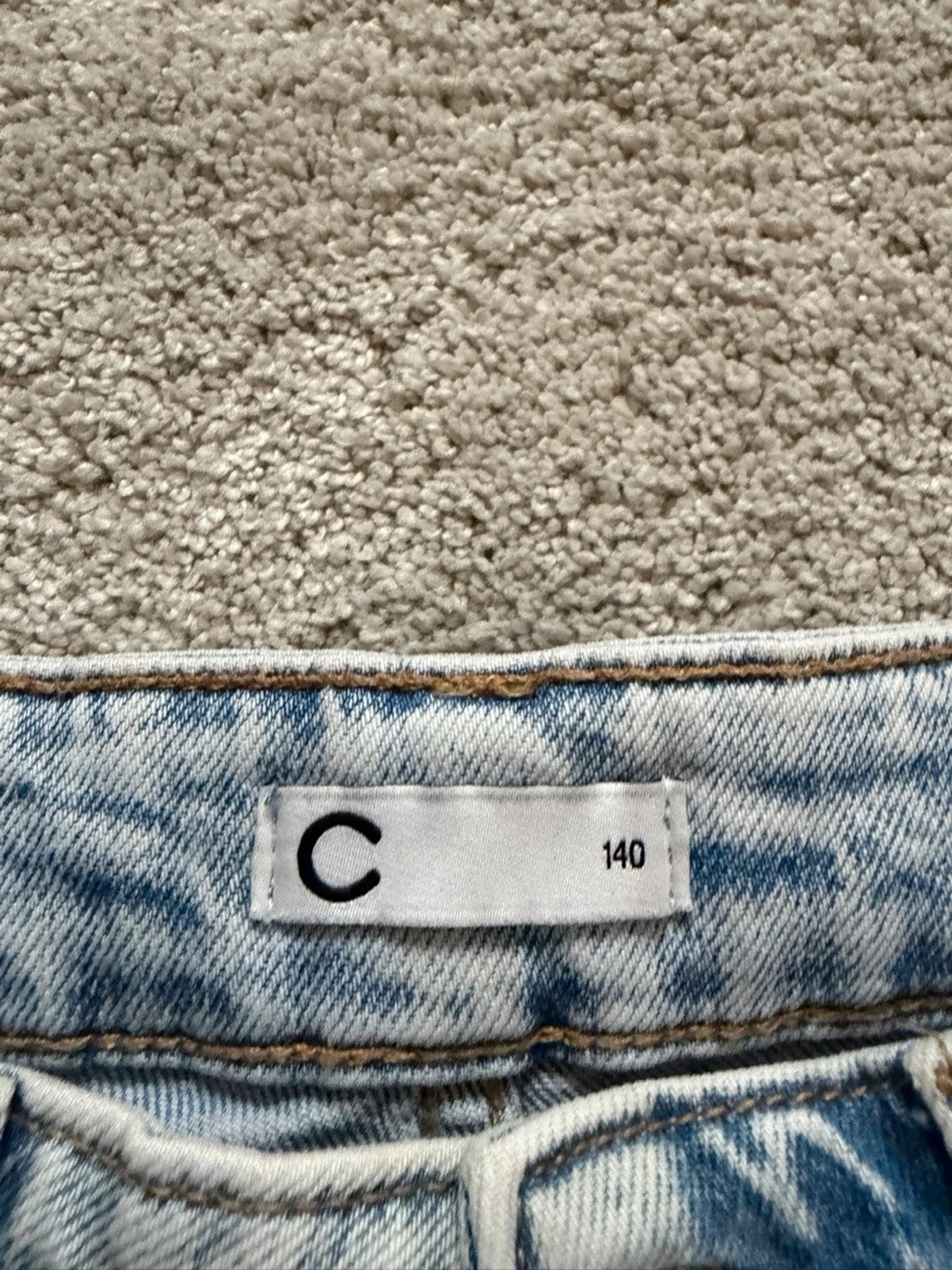 Ljusblå slitna jeansshorts - 2