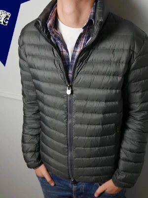 Grå Colmar jacka - Snygg grå dunjacka från Colmar med quiltad design och hög krage. Jackan har dragkedja framtill och två sidofickor med dragkedja. Perfekt för kalla vinterdagar och ger en stilren look till din outfit.