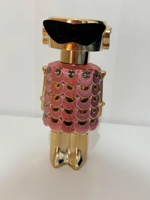 Paco rabanne fame blooming EDP 80ml - Fame Blooming Pink från Rabanne är en Blommig träig mysk doft för kvinnor. Fame Blooming Pink lanserades 2023. Fame Blooming Pink skapades av Alberto Morillas, Dora Baghriche, Fabrice Pellegrin och Marie Salamagne. Toppnoterna är Mango och Bergamott; hjärtnoterna är Jasmin och Olibanum; basnoterna är Vanilj och Sandelträ.