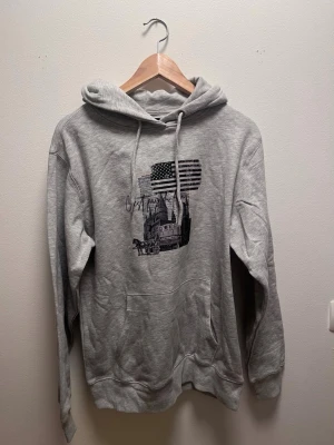 Le wear hoodie   - Snygg grå hoodie med stilrent tryck på bröstet. Är i mjukt och skönt bomulls matrial. M
