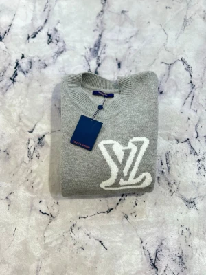  Grå stickad sweatshirt  - Mycket fin, aldrig använd sweatshirt med in defekter. Köpt som en present men kom aldrig till användning. Därmed tänkte jag bli av med den.                                                                           Priset kan diskuteras