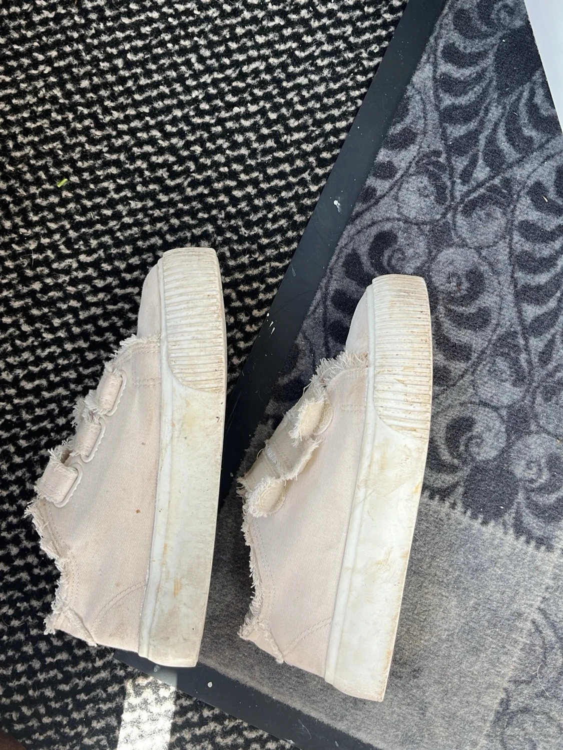 Beiga sneakers med fransade kanter - 1