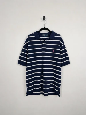 Vintage Polo Ralph Lauren Piké 3XLT Tall Marinblå Randig Oversized 100% Bomull Herr - • Storlek: 3XLT • Färg: Marinblå, Vit-/offwhite-randig • Passform: Relaxed Fit • Krage: Klassisk pikékrage • Material: 100% bomull  Skick: Plagget är i väldigt fint skick. Eventuella anmärkningar anges alltid tydligt i beskrivningen och visas på bilderna.  Nypris: Cirka 1 500 kr.  📦 Skickas snabbt och packas omsorgsfullt. 💬 Hör gärna av dig om du har frågor eller vill se fler bilder. 🤝 Samfrakt erbjuds vid köp av flera plagg – kika gärna in mina andra annonser!