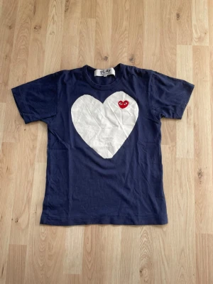 Comme des garcons Play T-shirt - En riktigt snygg och unik t-shirt från Cdg i storlek Xs. Passar dig som är runt 165. Skriv vid frågor🙌 