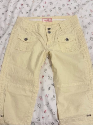gula lowrise bootcut byxor  - vackra smörgula lågmidjade 3/4 bootcut byxor  fräscht vintage skick i princip nya, bara en liten svag fläck på fickan men den är obetydlig 