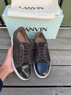 Lanvin - Lanvin dbb1 patent cap toe i elephant grey | storlek 10 eu 44 passar större också | bra skick lite, sliten sula och vid hälen men annars väldigt fräscha | pris går att diskutera vid snabb och enkel affär | bara skor ingår och sulkräm har använts |