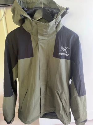 Grön och svart jacka från Arc'teryx - Jacka från Arc'teryx bra skick