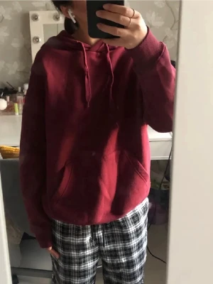 Hoodie - Vinröd, oversized hoodie från NewYorker i strl. XS! Använd under hösten/vintern 21, men har därefter bara legat i garderoben.