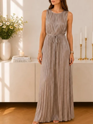 Lång plisserad grå klänning - Elegant långklänning i grå med plisserad kjol och knytband i midjan. Klänningen är ärmlös och har en rund halsringning, vilket ger en stilren och modern look. Perfekt för dig som gillar en chic och enkel stil.