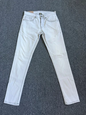 Dondup Jeans - Storlek 32. Cond 9/10. Nypris 3000, vårat pris 999. Pris är förhandlingsbart vid snabb affär. Hör av dig vid minsta lilla fundering.