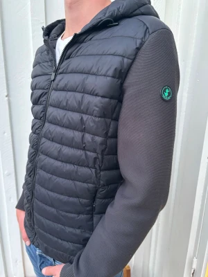 Cardigan  - Save The Duck cardigan inköpt för några år sen. Fint skick och skön passform. Perfekt nu inför hösten och säljes då den inte kommer till användning längre. Kvitto finns!