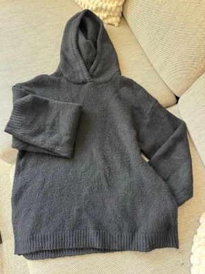 Svart stickad hoodie - Mysig svart stickad hoodie med huva! Skriv vid funderingar 😊