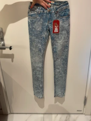 Acid wash skinny jeans ljusblå - Säljer ett par ljusblå acid wash skinny jeans med klassisk femficksmodell och normal midja. Jeansen har dragkedjegylf och smal passform hela vägen ner. Materialet är denim i bomull med stretch för extra komfort.snarare storlek s än m, därför säljer jag de!🩷