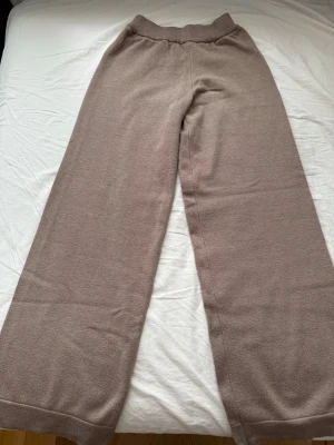 Beige mjukisbyxor från SHEIN - Mysiga beige mjukisbyxor från SHEIN med bred resår i midjan och raka, vida ben. Tillverkade i ett mjukt och stretchigt material som känns skönt mot huden. Perfekta för chill dagar hemma eller när du vill vara extra bekväm.