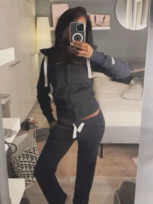 Russemerch set  - Snyggt mörkblått set från russemerch!! Använd fåtal gånger, därav inga defekter🤗 byxorna är i long edition💕💕