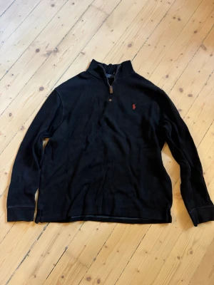 Svart ralph lauren tröja med dragkedja - Svart Ralph Lauren tröja. Hämtas i vasastan eller skickas!