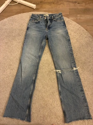 Mellanblåa raka jeans  - Mellanblåa jeans med rak passform från Gina tricot. Jag har klippt av dom i benen då dom var för långa för mig jag är ungefär 162cm.