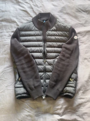 Moncler cardigan - Säljer nu min svarta cardigan då den är lite för liten, är i rätt så bra skick då jag använt den sällan😊 Tveka inte på ställa frågor!