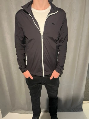 J. Lindeberg vindjacka - Vindjacka från J. Lindeberg! - Skick 9/10! - Storlek S! - Pris 599kr nypris cirka 1299kr! Hör av er vid minsta lilla fråga eller fundering!