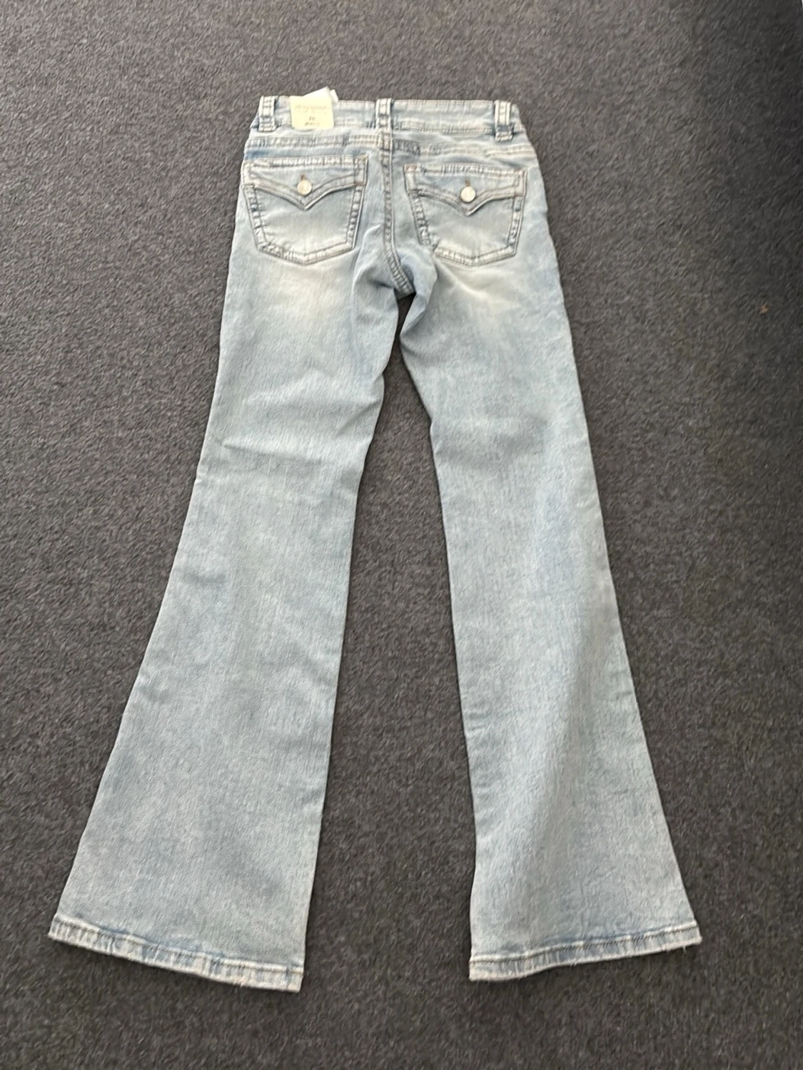 Ljusblå utsvängda jeans - 1