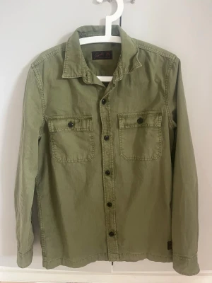 Olivgrön overshirt i bomull - Olivgrön overshirt från märket superdry i storlek M