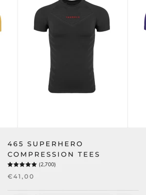 YoungLA superhero compression tee - Som bilderna visar. Enbart provad och använd 1 gång. Tvättad en gång. Storlek XL. Väldigt liten i storleken. Säljs på grund av att den inte passar mig då jag bulkar för tillfället. 