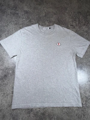  t-shirt  - Jag säljer den har t-shirt for mer info kom DM 