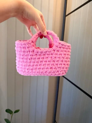 Virkad rosa miniväska - Handgjord av mig💗