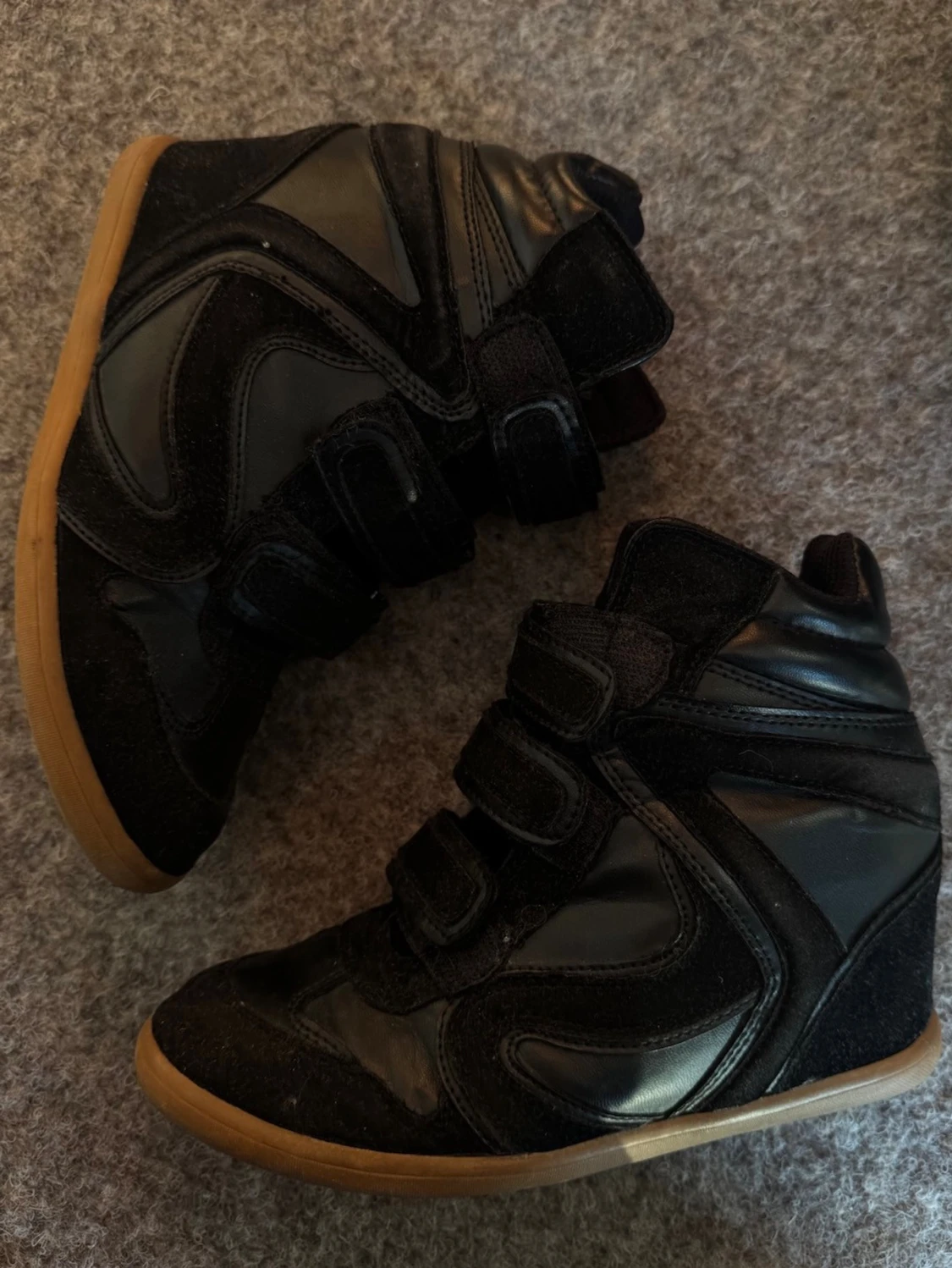 Svarta sneakers med kardborre och kilklack
