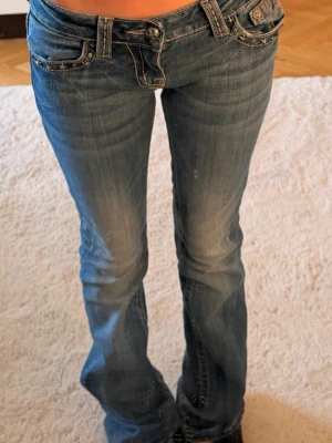 miss me jeans - lågmidjade jeans ifrån miss me med jätte snygga detaljerade och unika fickor. de har inte använts många gånger och är i ganska bra skick. priset går att diskutera, tveka inte på att skriva vid frågor🩵
