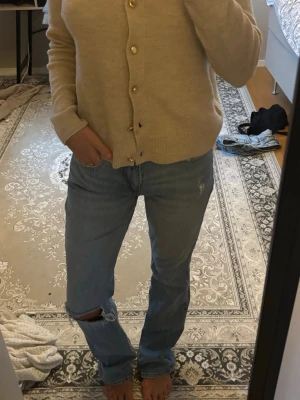 Ljusblåas jeans - Säljer ett par blåa jeans från Gina i storlek 36, Midwaist. Använda ett par gånger. En fläck på baksidan ficka, ej försökt att få bort ordentligt. Fint skick annars!