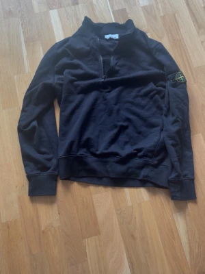 Svart sweatshirt från Stone Island - Stone Island halt zip köpt för nån månad sen från använd 2 gånger så är som helt ny köpt för 3400 
