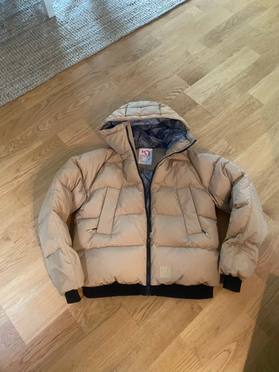 Beige pufferjacka med huva - 3